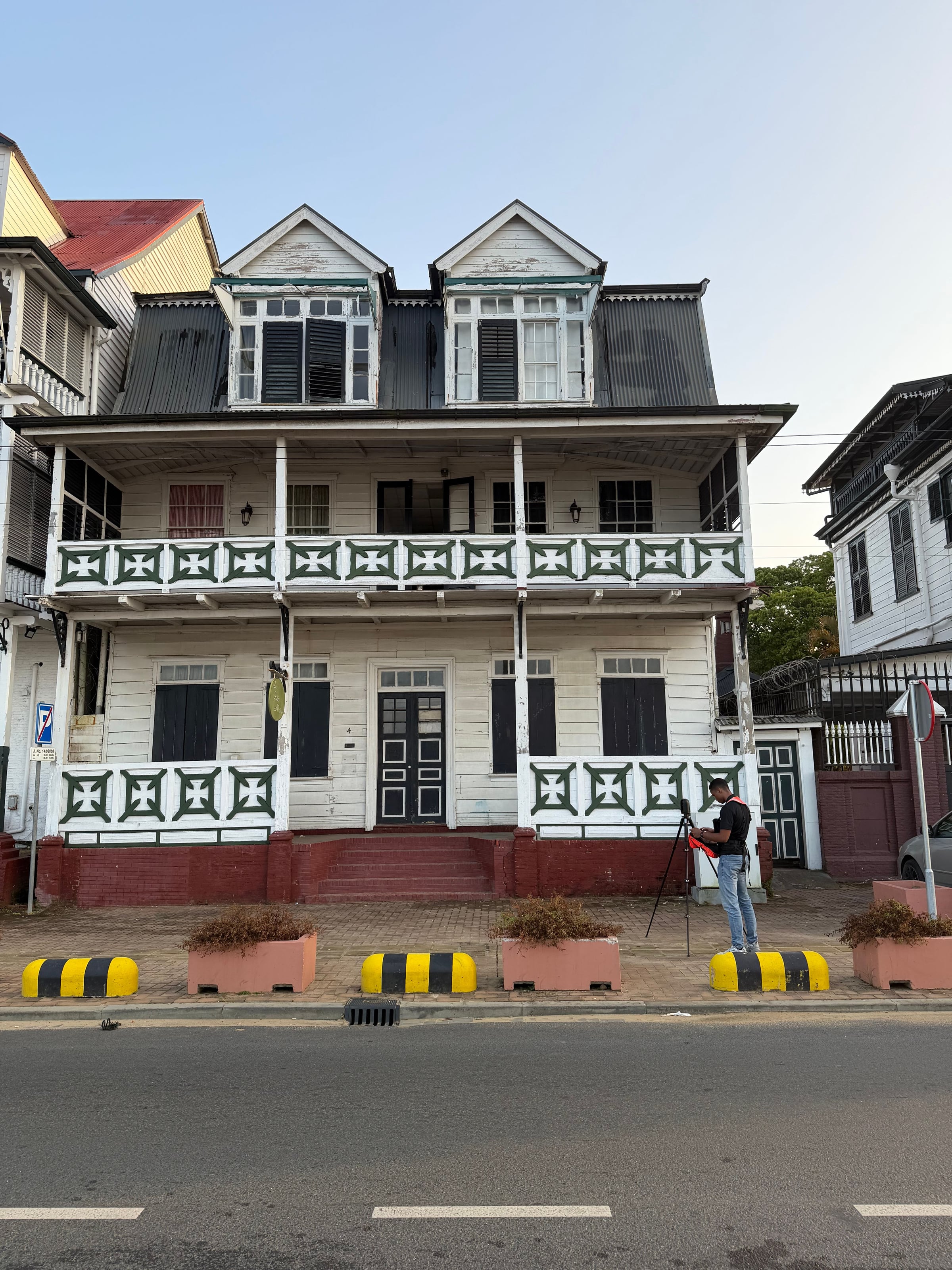 Collega van High Design Studio meet een historisch houten pand in Paramaribo digitaal in