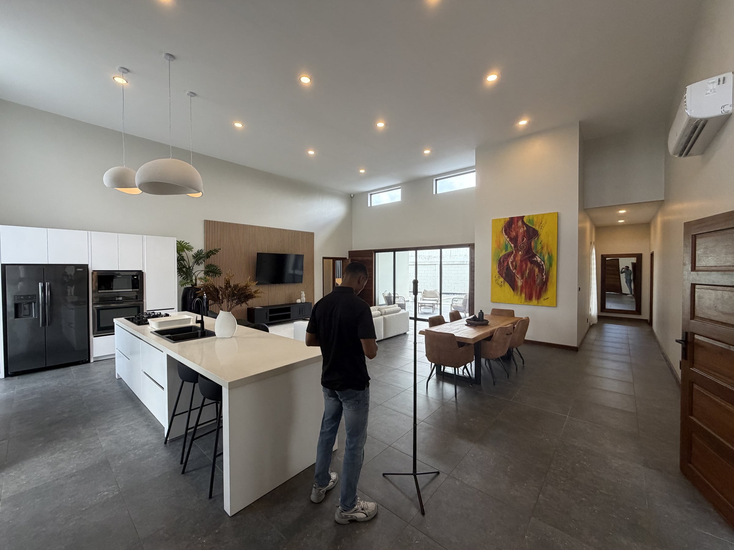 Collega scant de leefruimte van een moderne woning