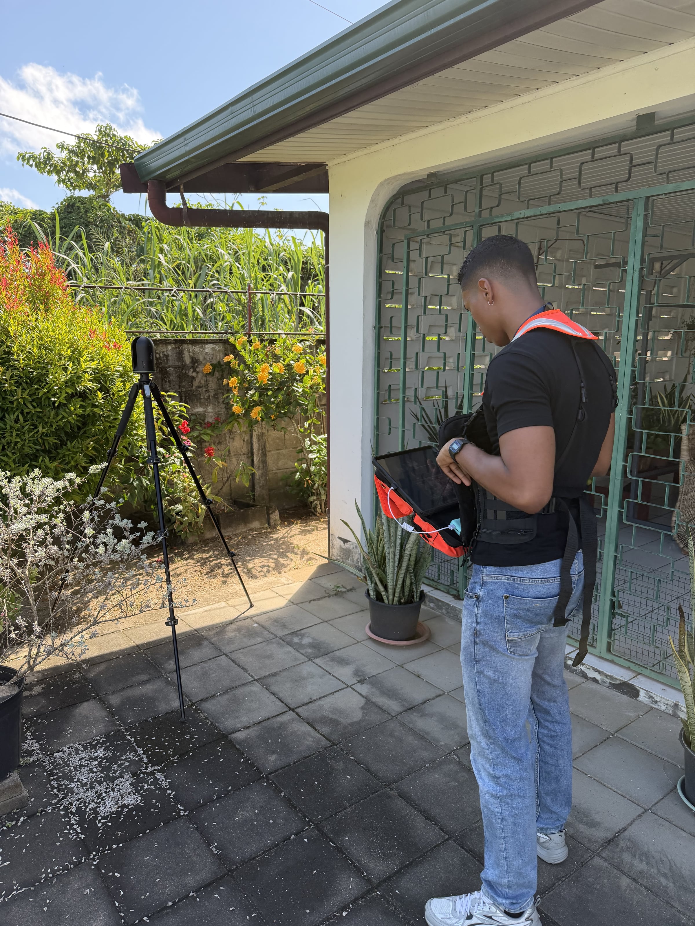 Collega scant de tuin en buitenruimte van een woning in Paramaribo